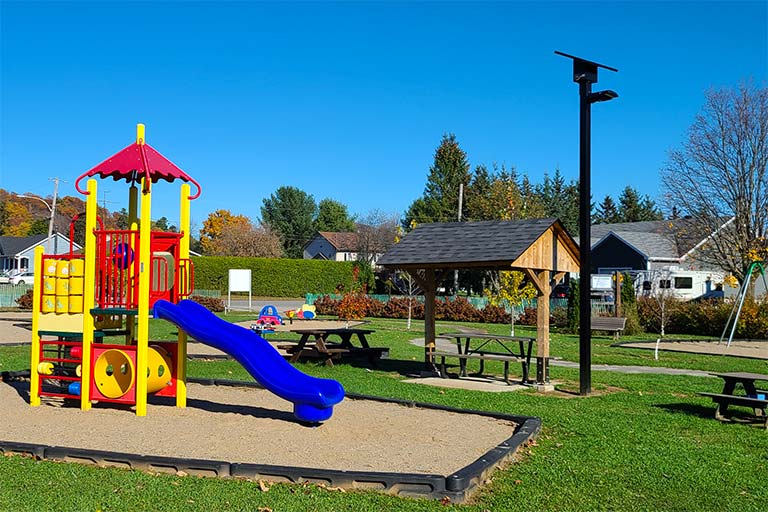 Parc pour enfants - Aire de jeux - Lampadaire solaire ZX100 au Québec